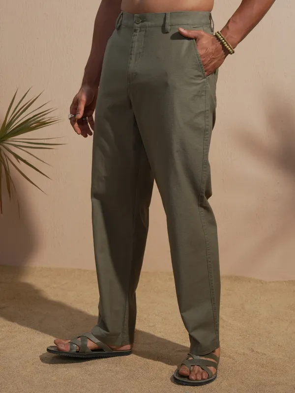 Highlander Men Olive Relaxed Fit Solid Casual Trouser