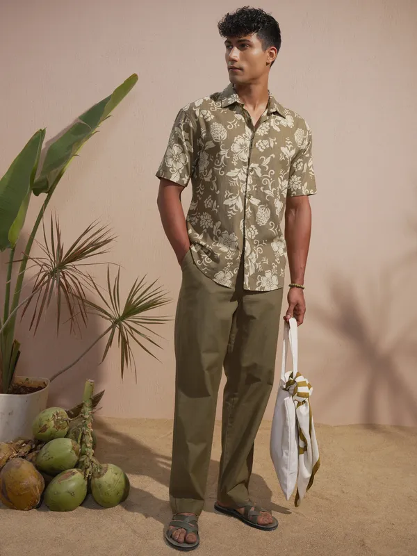 Highlander Men Brown Relaxed Fit Solid Casual Trouser