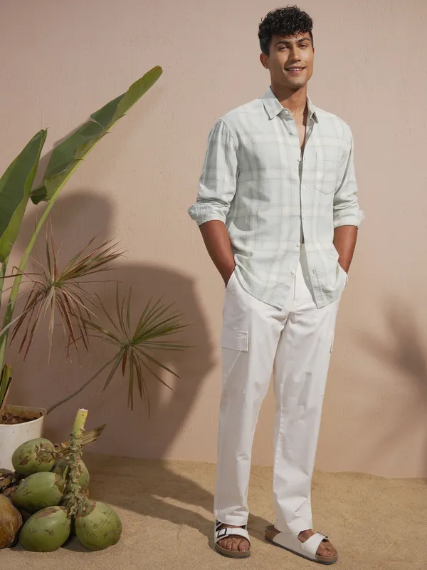 Highlander Men White Relaxed Fit Solid Cargo