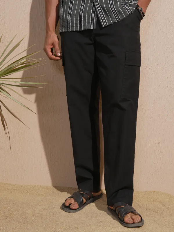 Highlander Men Black Relaxed Fit Solid Cargo