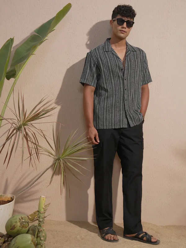 Highlander Men Black Relaxed Fit Solid Cargo