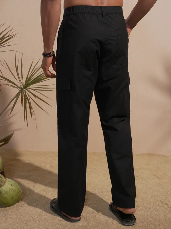 Highlander Men Black Relaxed Fit Solid Cargo