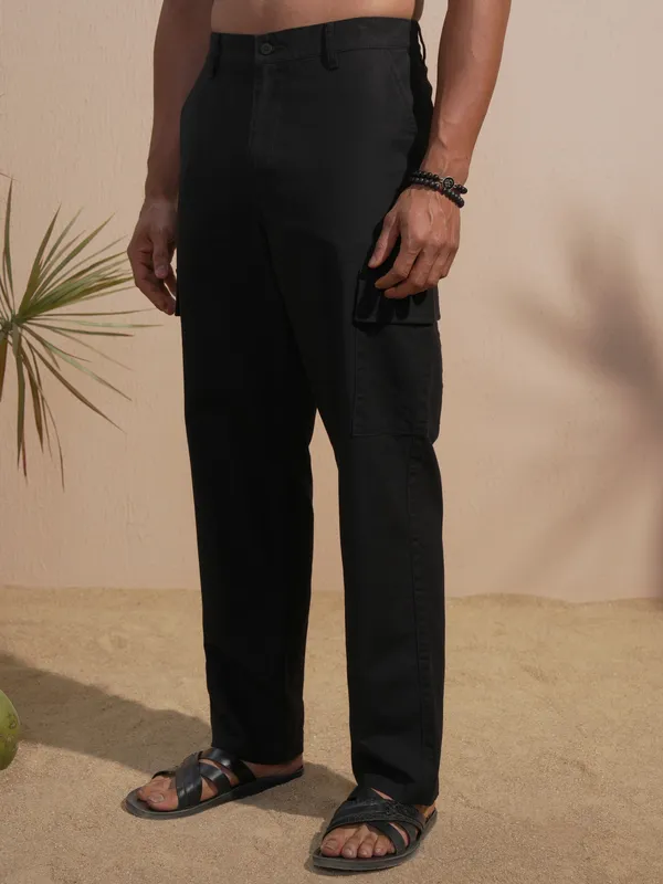 Highlander Men Black Relaxed Fit Solid Cargo