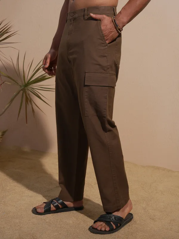 Highlander Men Brown Relaxed Fit Solid Cargo