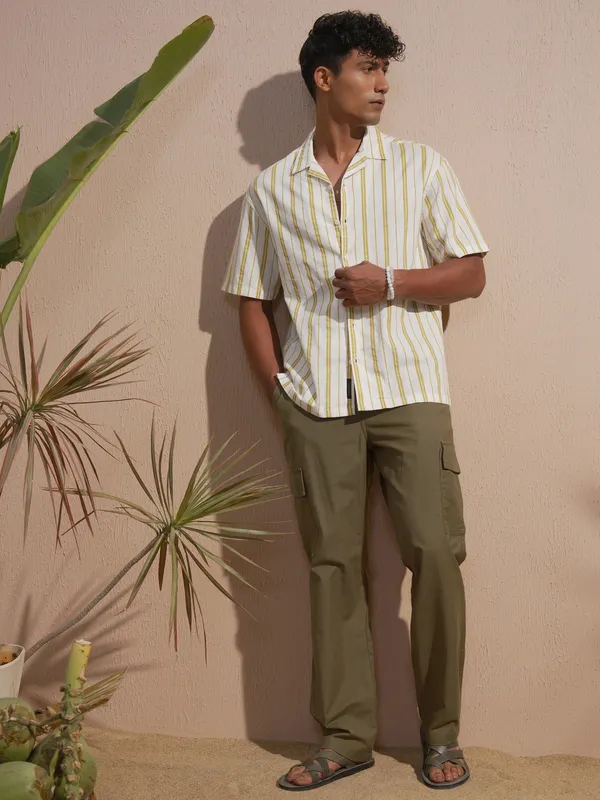 Highlander Men Olive Relaxed Fit Solid Cargo