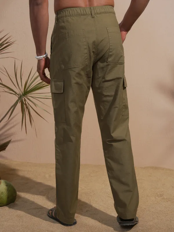 Highlander Men Olive Relaxed Fit Solid Cargo