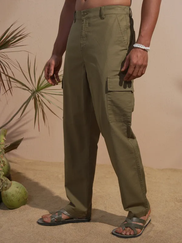 Highlander Men Olive Relaxed Fit Solid Cargo