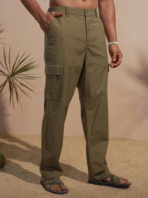 Highlander Men Olive Relaxed Fit Solid Cargo