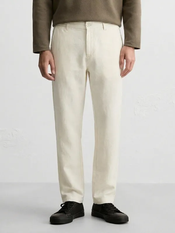 Highlander Men White Relaxed Fit Solid Casual Trouser