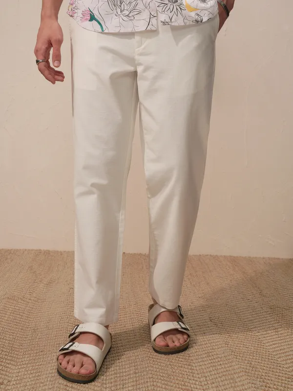 Highlander Men White Relaxed Fit Solid Casual Trouser