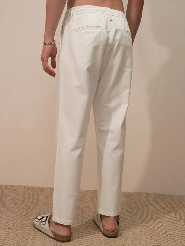 Highlander Men White Relaxed Fit Solid Casual Trouser
