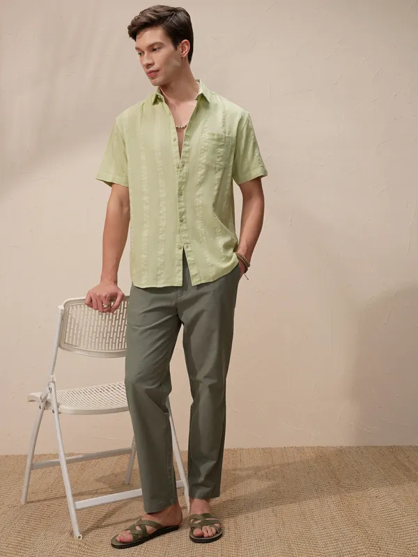 Highlander Men Olive Relaxed Fit Solid Casual Trouser