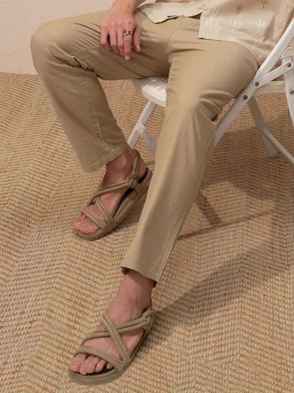 Highlander Men Beige Relaxed Fit Solid Casual Trouser