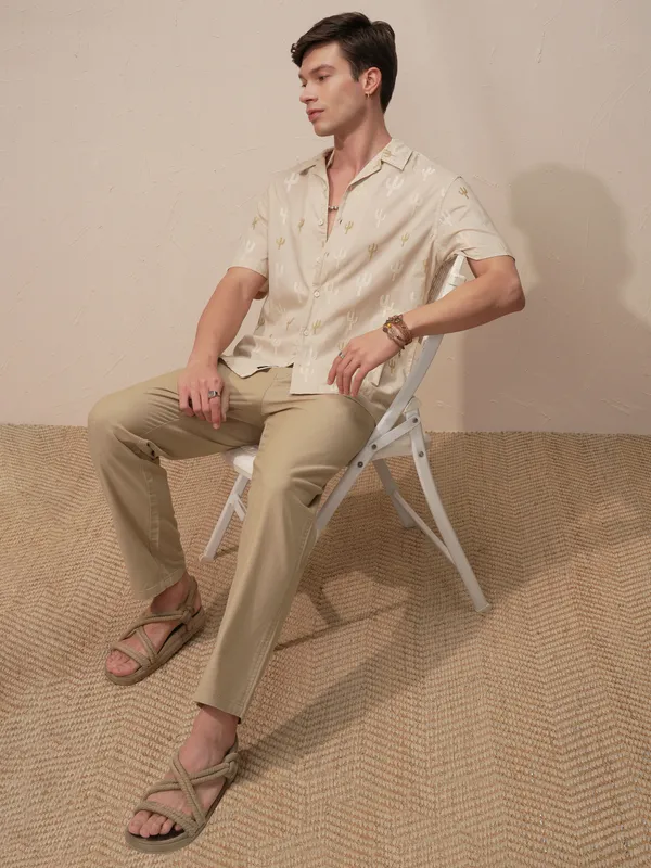 Highlander Men Beige Relaxed Fit Solid Casual Trouser