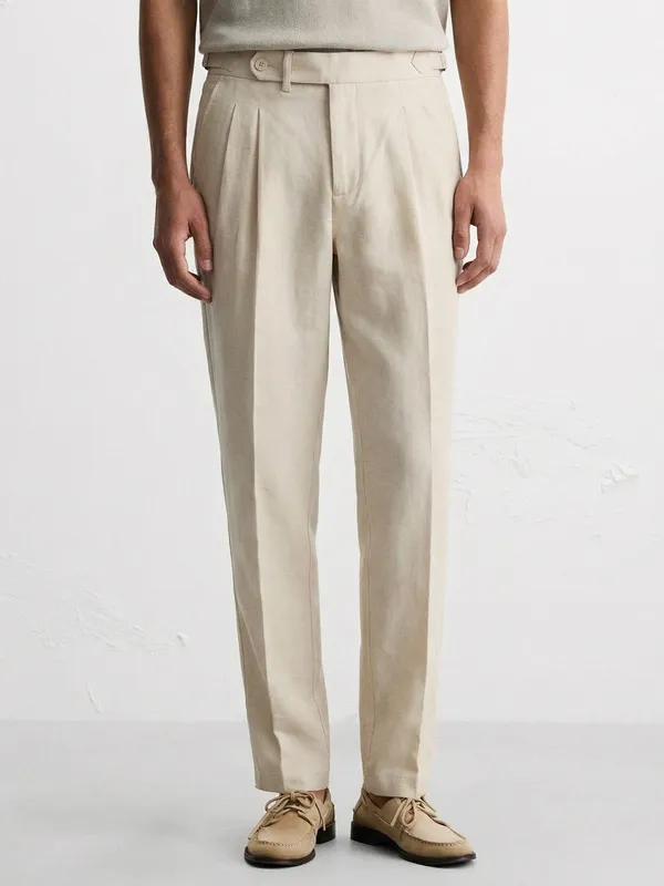 Highlander Men Off White Relaxed Fit Solid Casual Trouser