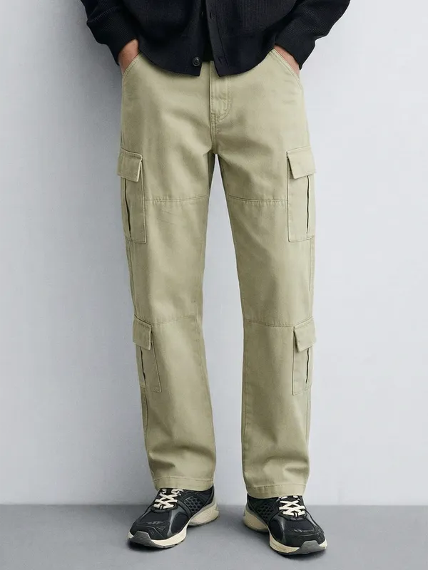Highlander Men Beige Straight Fit Solid Cargos