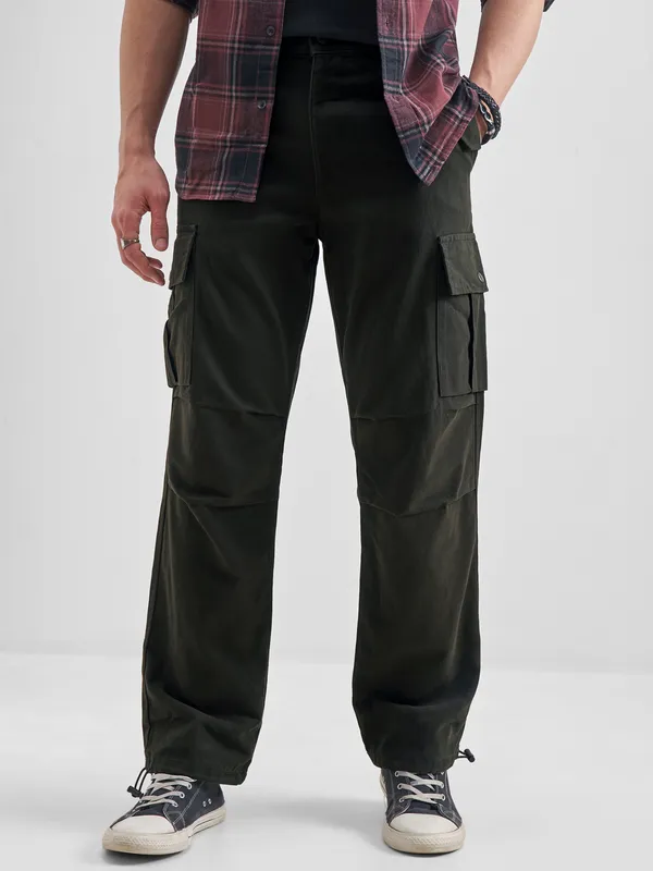 Highlander Men Black Straight Fit Solid Cargos
