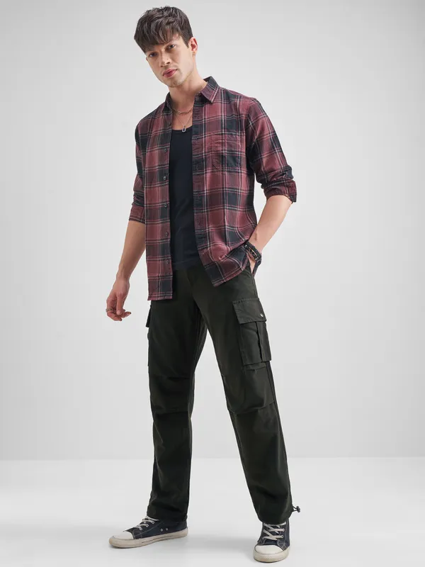 Highlander Men Black Straight Fit Solid Cargos