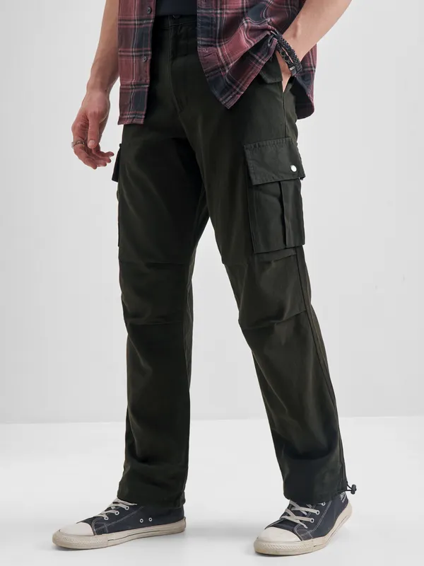 Highlander Men Black Straight Fit Solid Cargos