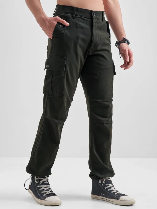 Highlander Men Black Straight Fit Solid Cargos