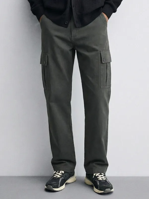 Highlander Men Black Straight Fit Solid Cargos