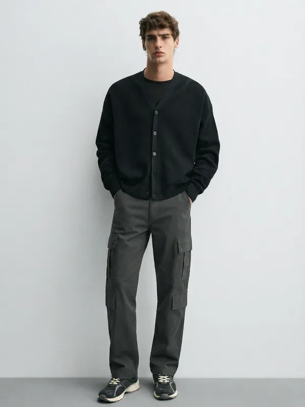 Highlander Men Black Straight Fit Solid Cargos