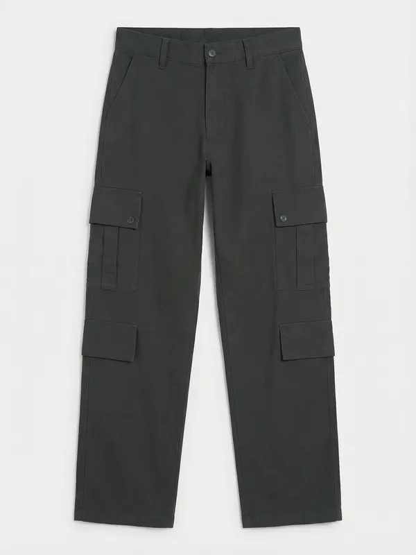 Highlander Men Black Straight Fit Solid Cargos