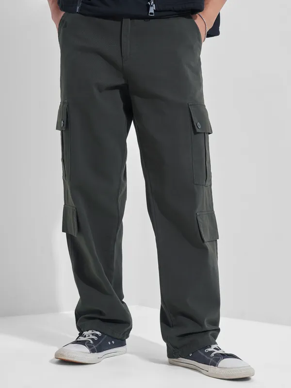 Highlander Men Black Straight Fit Solid Cargos