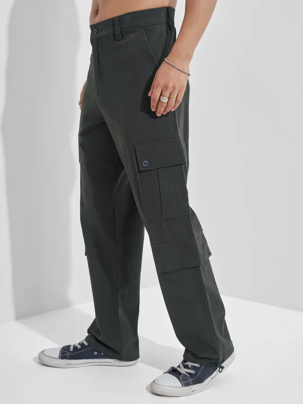 Highlander Men Black Straight Fit Solid Cargos