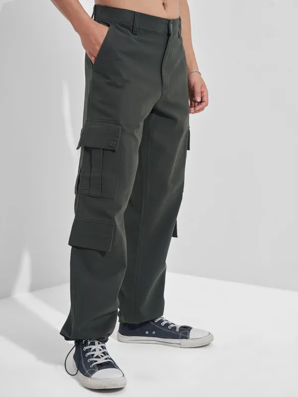 Highlander Men Black Straight Fit Solid Cargos