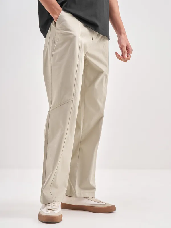 Highlander Men Beige Loose Fit Solid Regular Trouser