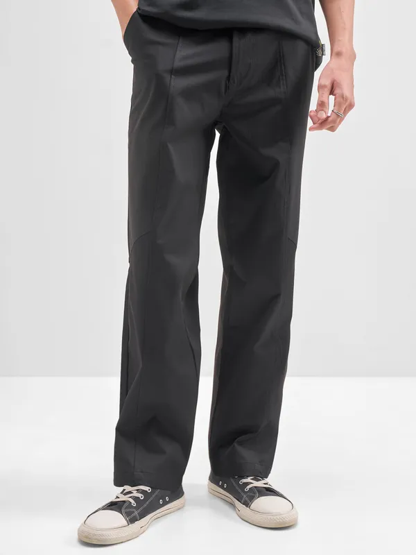 Highlander Men Black Loose Fit Solid Regular Trouser