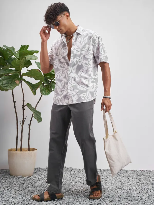 Highlander Men Grey Relaxed Fit Solid Regular Trouser