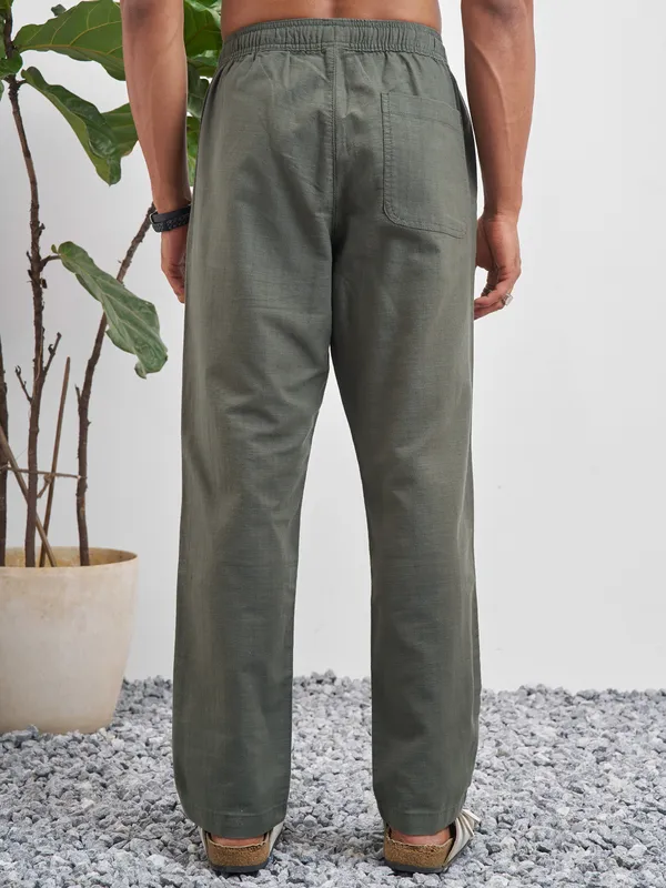 Highlander Men Green Relaxed Fit Solid Regular Trouser