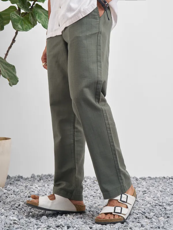 Highlander Men Green Relaxed Fit Solid Regular Trouser