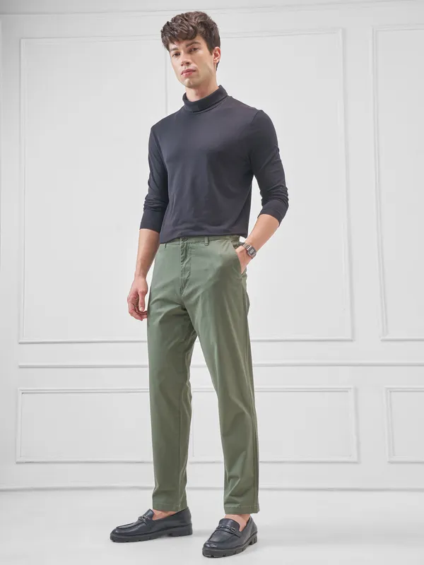 Highlander Men Green Relaxed Fit Solid Regular Trouser