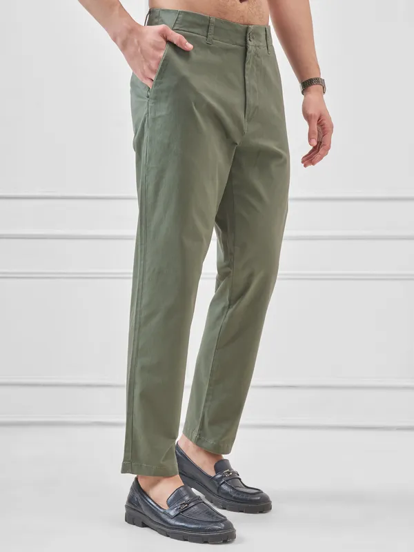 Highlander Men Green Relaxed Fit Solid Regular Trouser