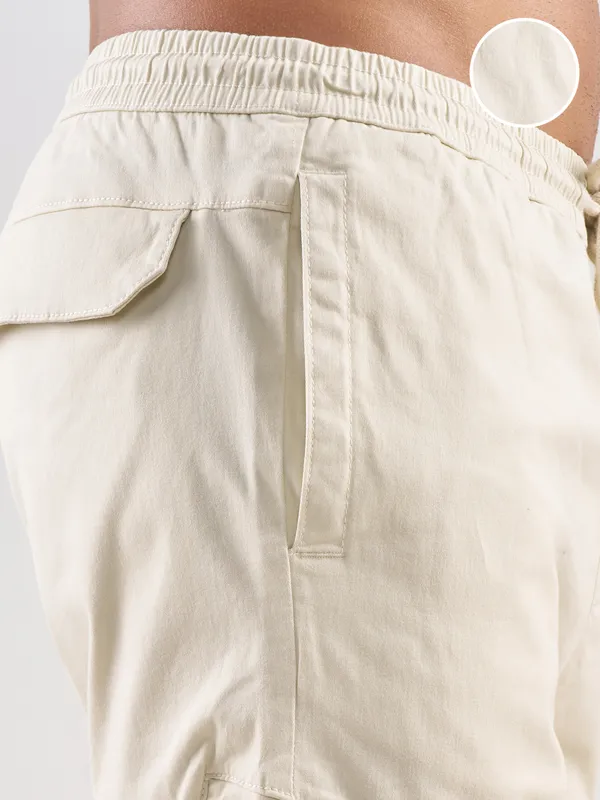 Highlander Men Cream Slim Fit Solid Cargos