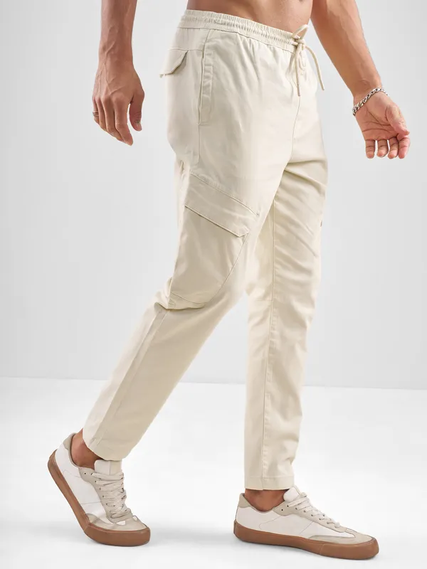 Highlander Men Cream Slim Fit Solid Cargos
