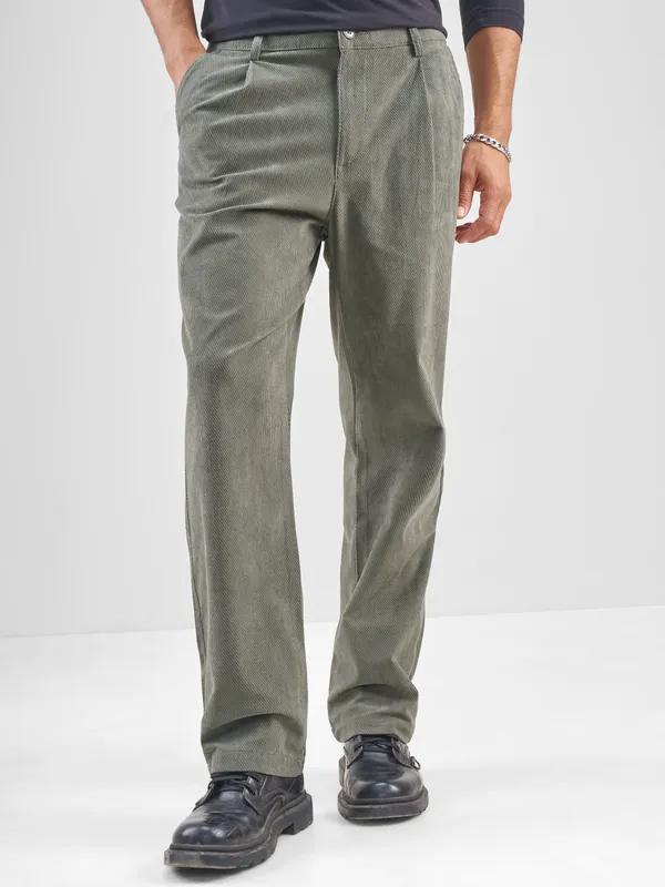 Highlander Men Olive Loose Fit Solid Regular Trouser