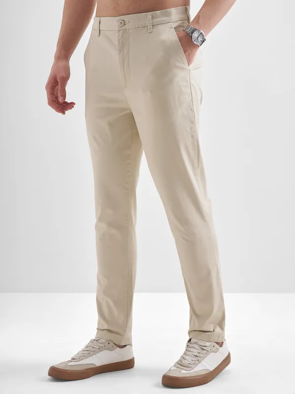 Highlander Men Off White Slim Fit Solid Regular Trouser