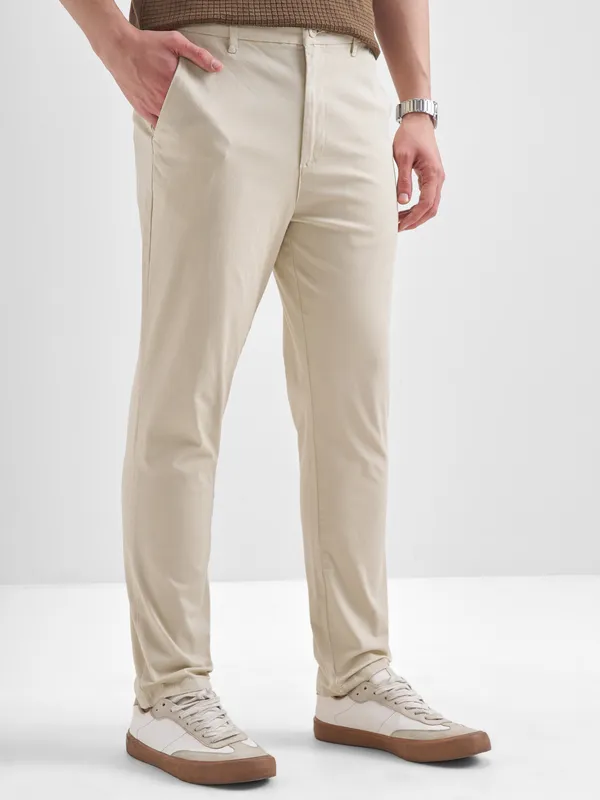 Highlander Men Off White Slim Fit Solid Regular Trouser
