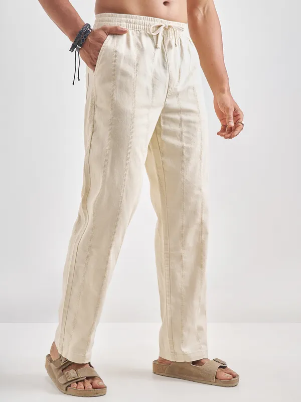 Highlander Men Off White Relaxed Fit Solid Regular Trouser