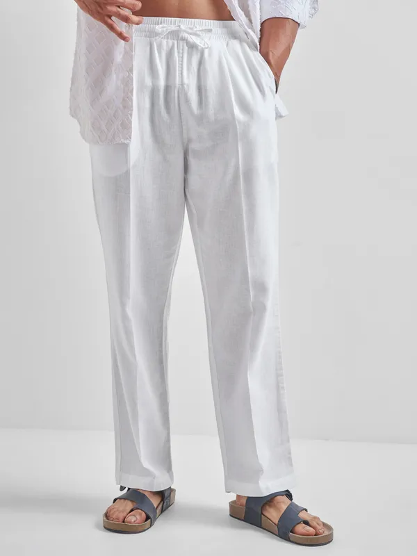 Highlander Men White Relaxed Fit Solid Regular Trousers