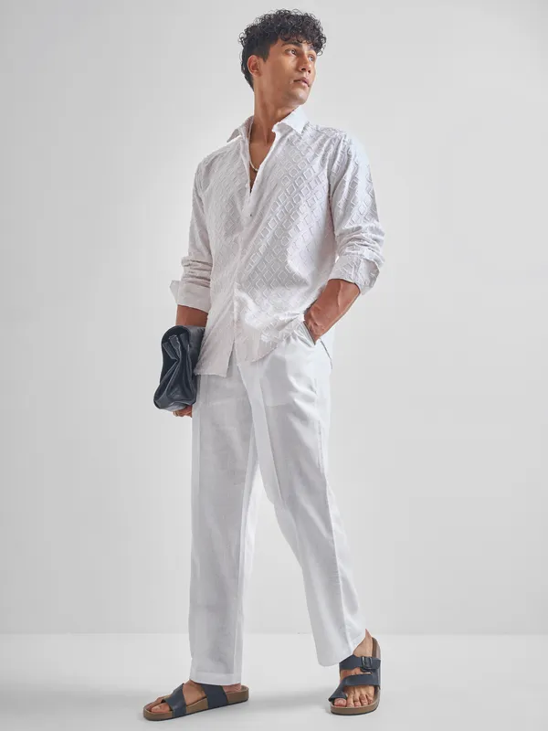 Highlander Men White Relaxed Fit Solid Regular Trousers