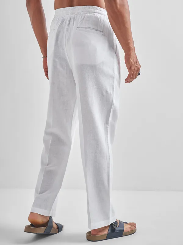 Highlander Men White Relaxed Fit Solid Regular Trousers