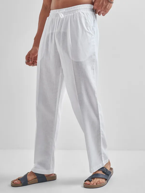 Highlander Men White Relaxed Fit Solid Regular Trousers