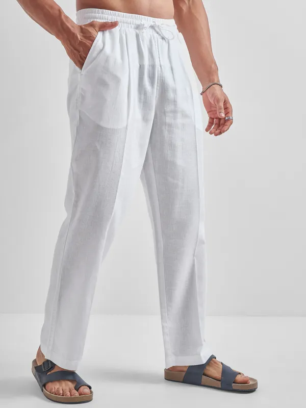 Highlander Men White Relaxed Fit Solid Regular Trousers