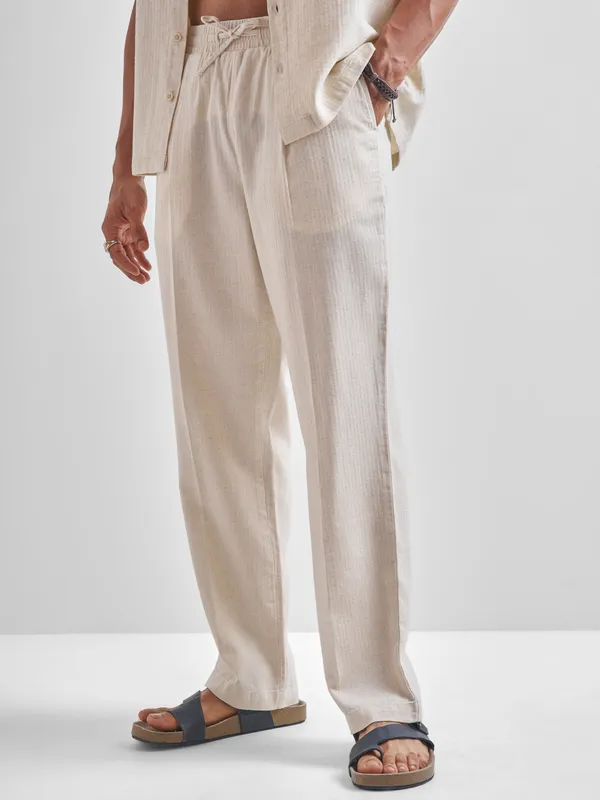 Highlander Men Beige Relaxed Fit Solid Regular Trousers