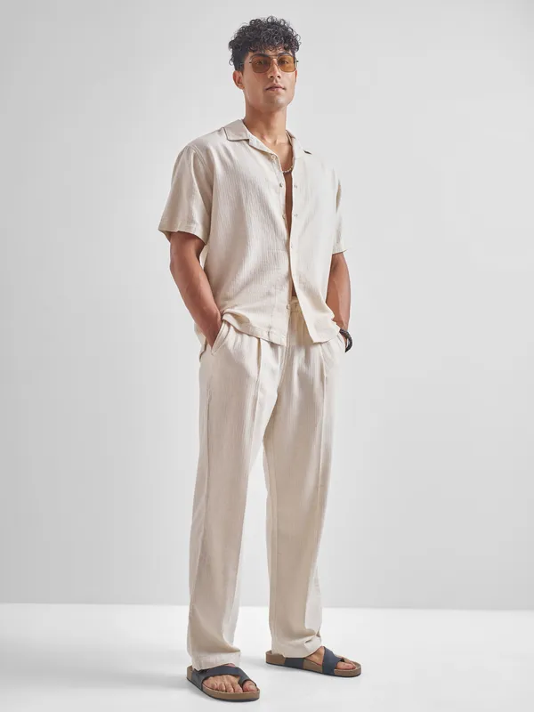 Highlander Men Beige Relaxed Fit Solid Regular Trousers